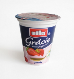 Gracie Müller yoghurt strawberry, cherry